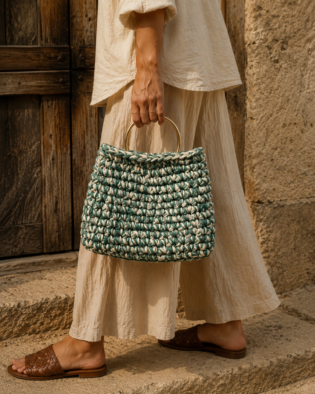 Oasis – Tonale grüne Tasche mit goldenem Griff